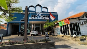 La entrada a Royal Kencana con un SUV Mitsubishi estacionado adelante.