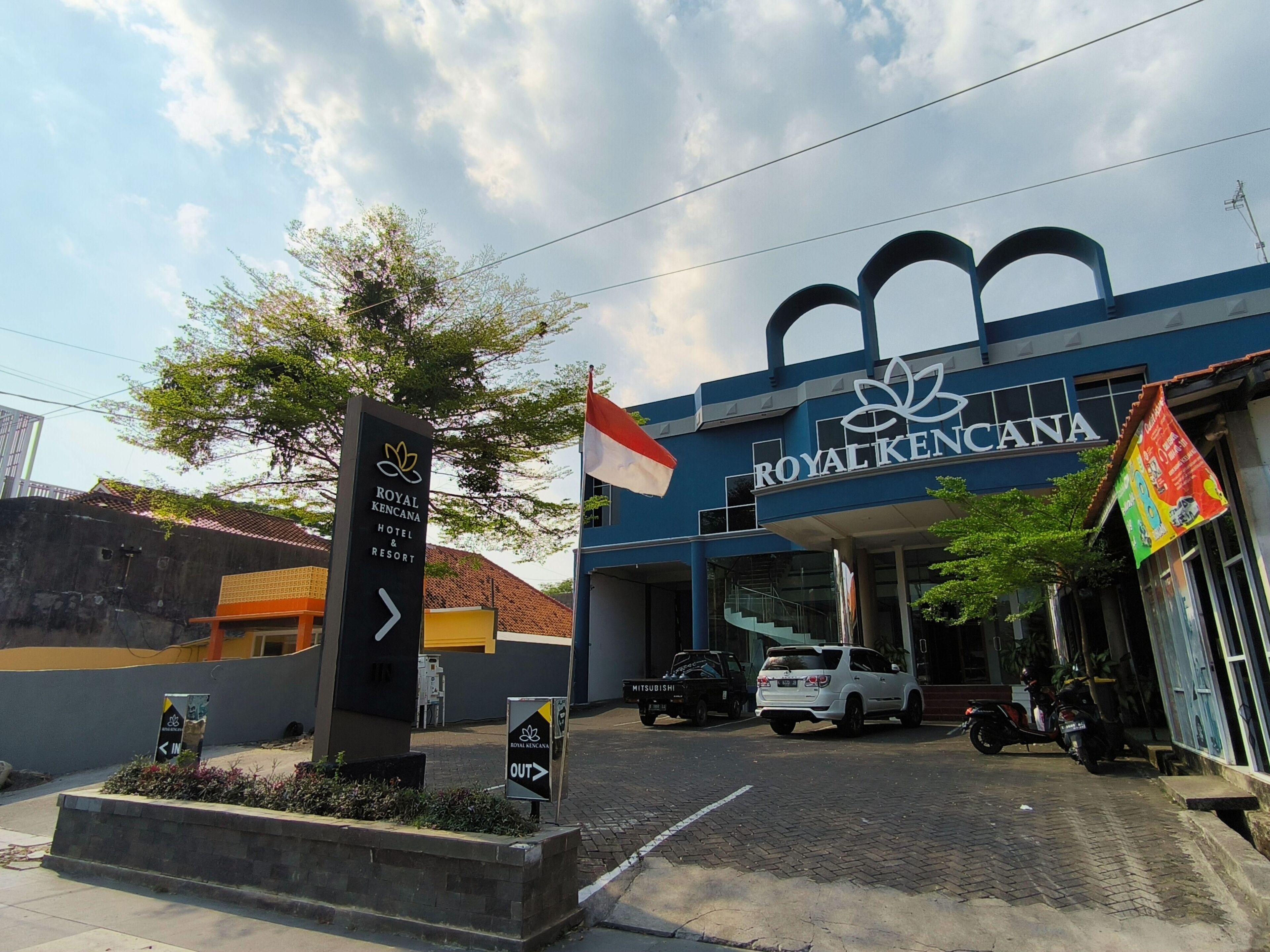 La entrada al Hotel & Resort Royal Kencana, con un cartel que indica la dirección al hotel.
