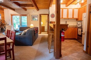 Télévision, cheminée, espaces bureaux