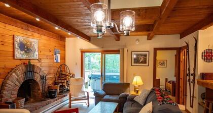 Charming Okemo Home: Hot Tub, Fireplace, Sleeps 9