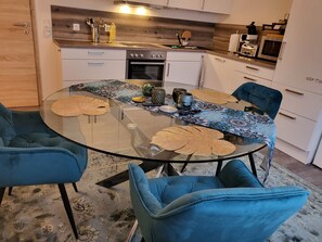 Fridge, microwave, oven, stovetop - Lounge 3, top apartment with two bedrooms and parking at the house (Koblenz)