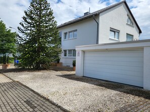 Property grounds - Lounge 3, top apartment with two bedrooms and parking at the house (Koblenz)