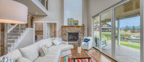 Smart TV, fireplace