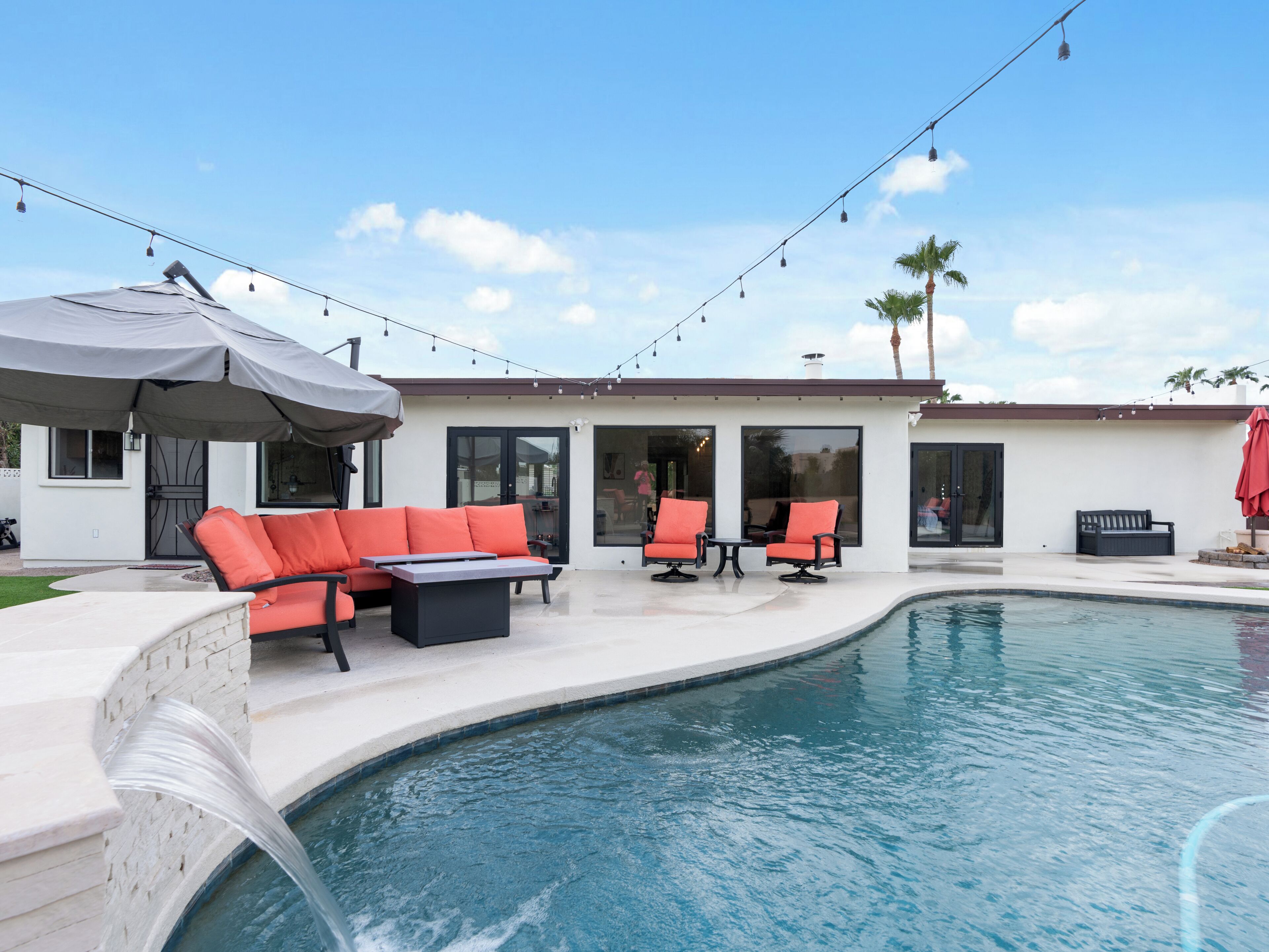 This house is a 4 bedroom(s), 2 bathrooms, located in Scottsdale, AZ.