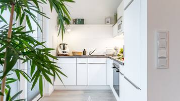 Kühlschrank, Mikrowelle, Ofen, Herdplatte