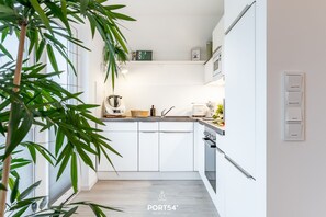 Fridge, microwave, oven, stovetop - Ahoi Schönheit - Ferienwohnung an der Nordsee, Infrarotsauna, Kamin (Büsum)