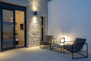 2 chambres, coffres-forts dans les chambres, fer et planche à repasser