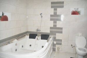 Bathroom - Royal Lee's Hotel (Tutu)