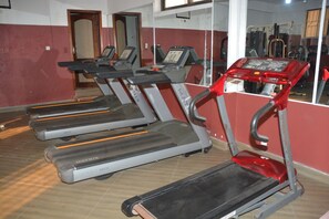 Individually decorated, desk, laptop workspace, free WiFi - Royal Lee's Hotel (Tutu)