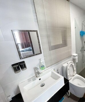 Dusche, Haartrockner, Handtücher, Seife