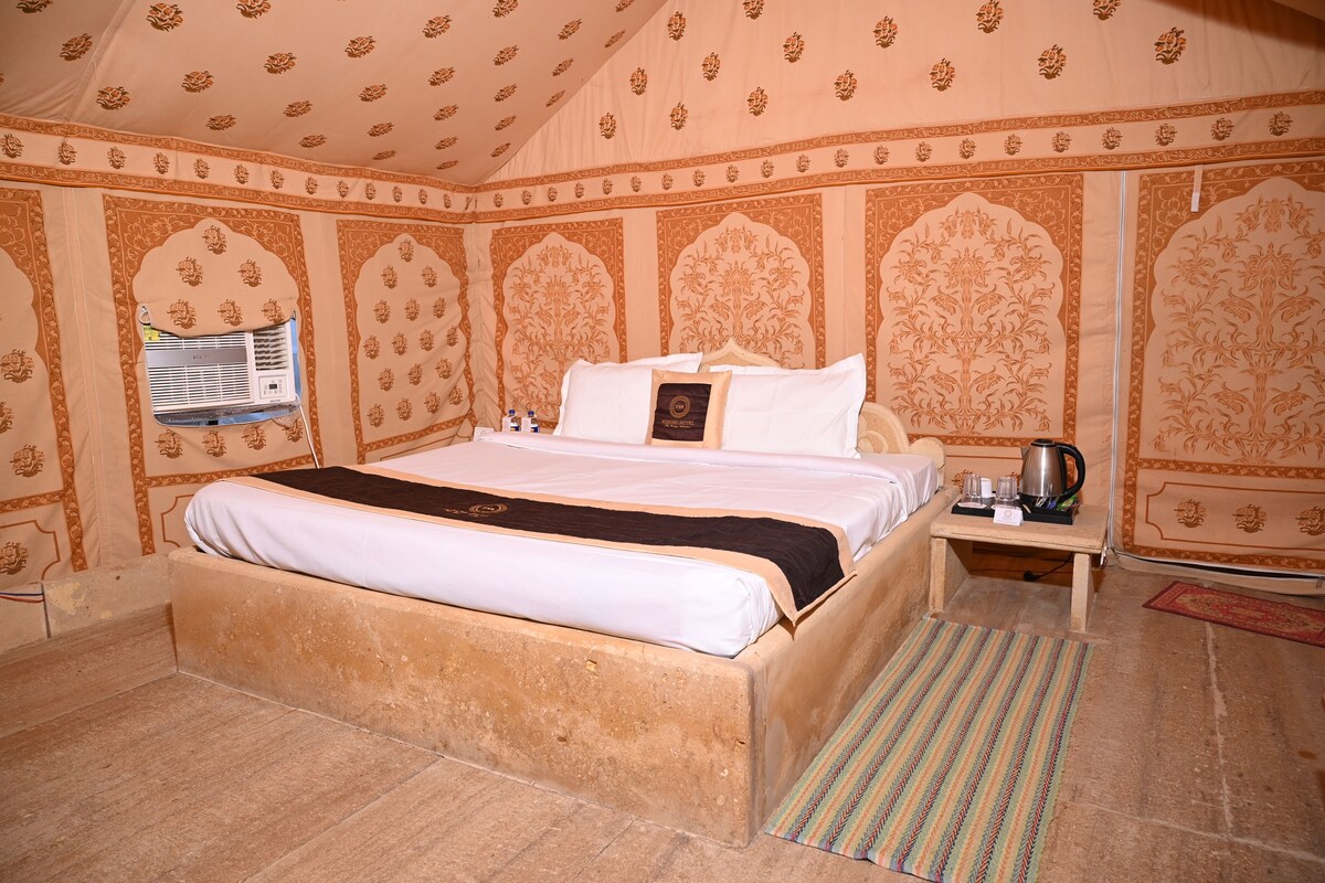 Ein Zimmer mit einem Bett, einem Nachttisch, einem Wandheizkörper und einer Wand mit Muster.