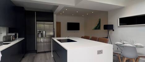 Een magnetron, een oven, een vaatwasser, een broodrooster