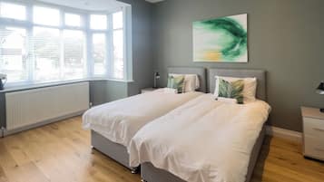 5 bedrooms, iron/ironing board, WiFi, bed sheets