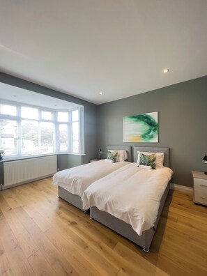 5 bedrooms, iron/ironing board, WiFi, bed sheets - Beautiful Home in Romford East London - Sleeps 9 + Free Parking (Romford)