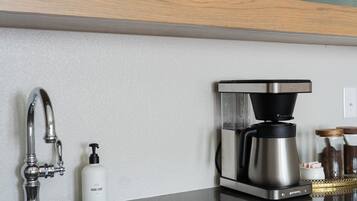 Een koelkast, een magnetron, een koffiezetapparaat/waterkoker