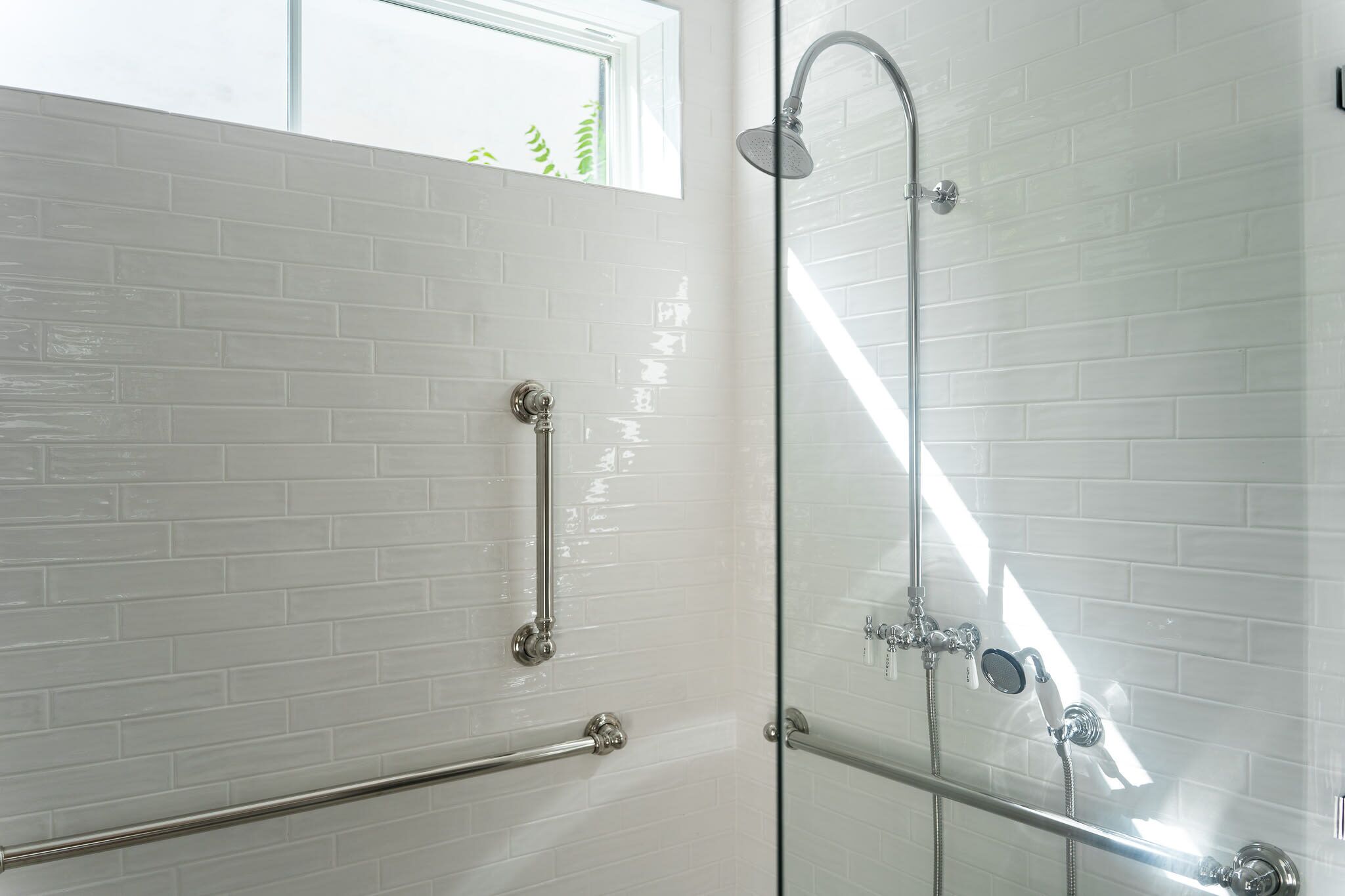 Bañera, secador de pelo, toallas, jabón