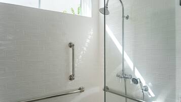 Bañera, secador de pelo, toallas, jabón