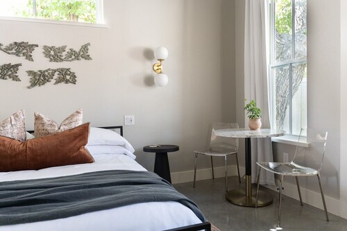Cozy Modern Suite with Hot Tub