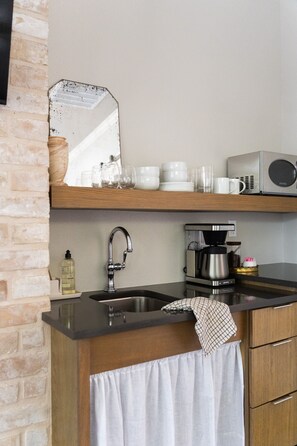 Réfrigérateur, micro-ondes, cafetière/bouilloire