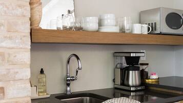 Wasserkocher mit Kaffee-/Teezubehör, Kühlschrank, Mikrowelle