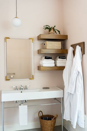 Baignoire, sèche-cheveux, serviettes fournies, shampoing