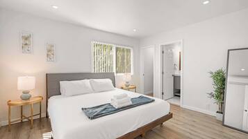 2 bedrooms, desk, iron/ironing board, WiFi