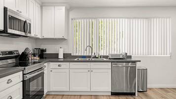 Fridge, microwave, stovetop, dishwasher