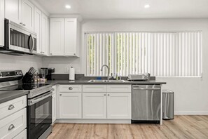 Jääkaappi, mikroaaltouuni, liesi, astianpesukone