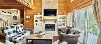 Cozy Cabin Close to Lake Cascade w/ Hot Tub