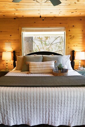 4 bedrooms, desk, iron/ironing board, travel crib - Cozy Cabin Close to Lake Cascade w/ Hot Tub (Cascade)