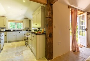 Kjøleskap, mikrobølgeovn, ovn og oppvaskmaskin