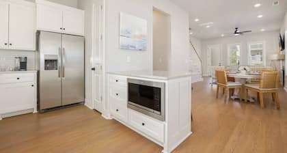 Home Base Haven - 0.5 mi to Baum Walker Field