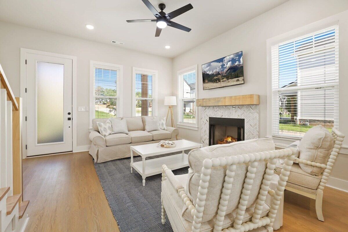 Télévision, cheminée, espaces bureaux