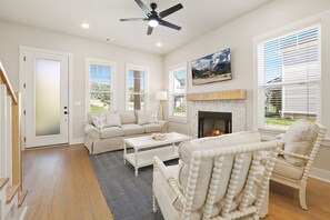 Televisio, takka, työhuone