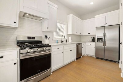 Home Base Haven - 0.5 mi to Baum Walker Field