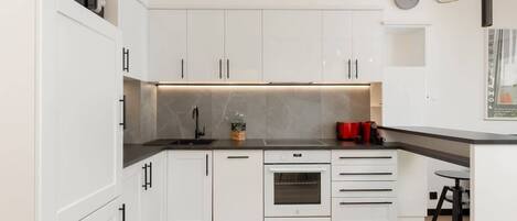 Réfrigérateur, micro-ondes, four, plaque de cuisson