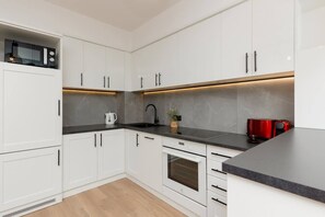 ثلاجة، ميكروويف، فرن، موقد طهي مسطح