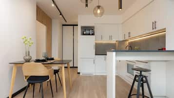 Geladeira, micro-ondas, fogão, cooktop