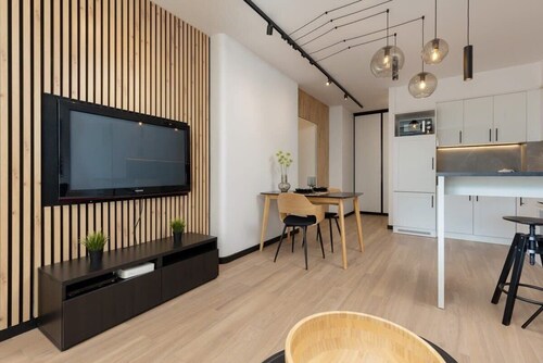 Młynarska 13 | Unique Apartment | Desk