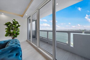 Un balcón con vistas al mar y al paisaje urbano.