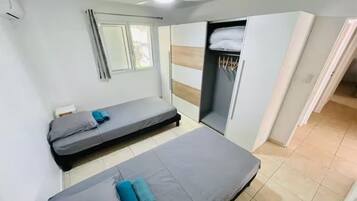 3 chambres, bureau, fer et planche à repasser, lit parapluie