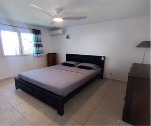 3 habitaciones, escritorio y tabla de planchar con plancha 