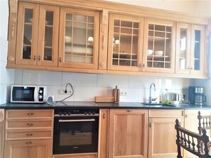 Kühlschrank, Mikrowelle, Ofen, Geschirrspüler