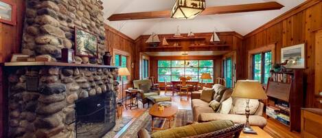 تلفزيون، مدفأة، كُتُب، مكتب