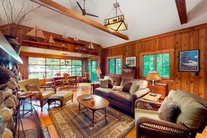 Televisio, takka, kirjoja, työhuone