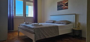 2 chambres, fer et planche à repasser, lit parapluie, Wi-Fi gratuit