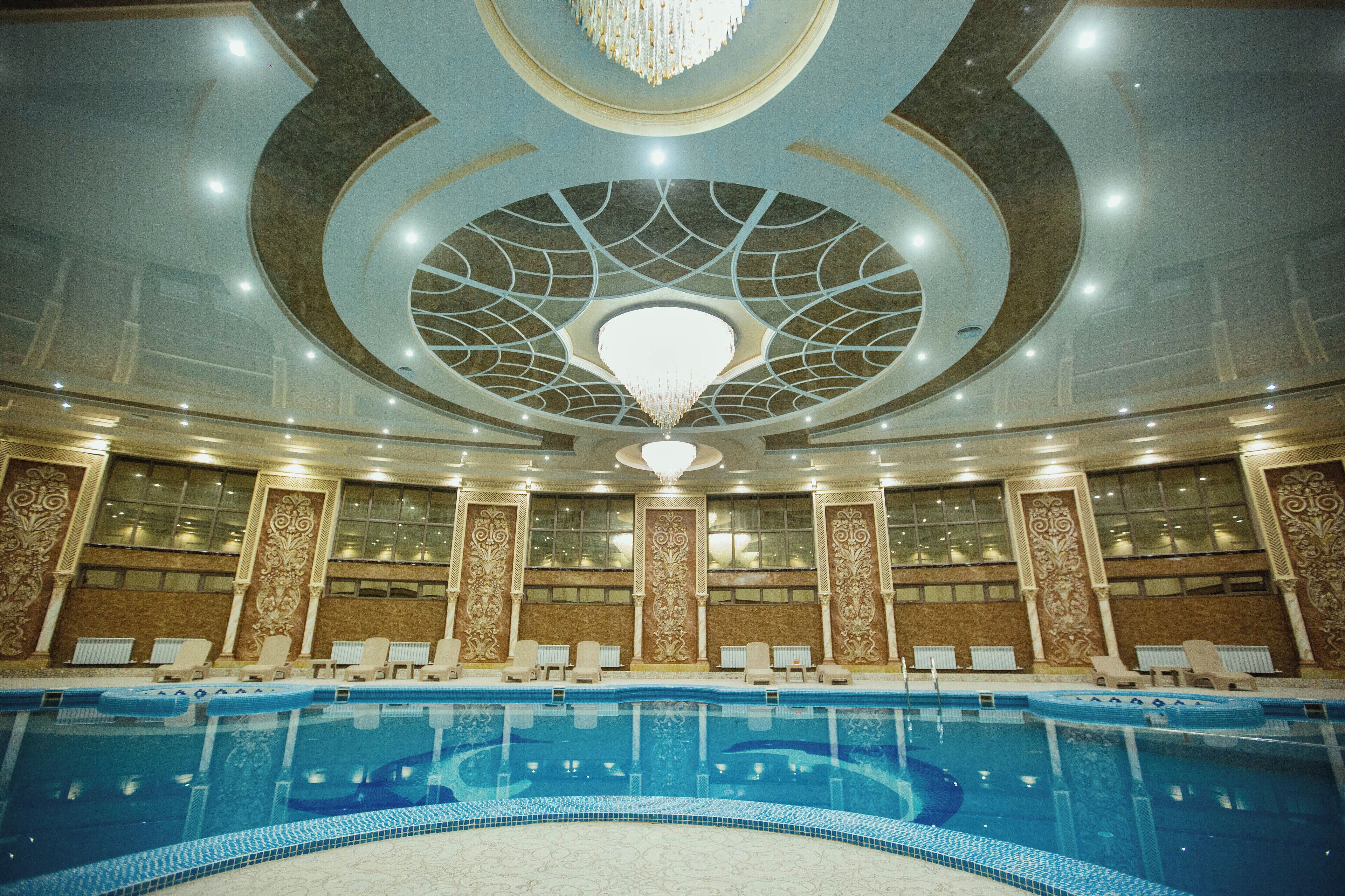 Una piscina cubierta