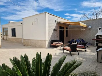 casa e veranda e cortile