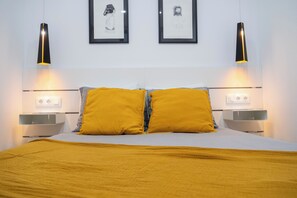 1 quarto, ferros/tábuas de passar roupa, berço de viagem