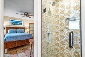 Bathtub, hair dryer, towels, soap - Charming Downtown Oasis – Spanish-Style Retreat with Pool, Short Walk to Dining & Hiking Trails (Palm Springs)